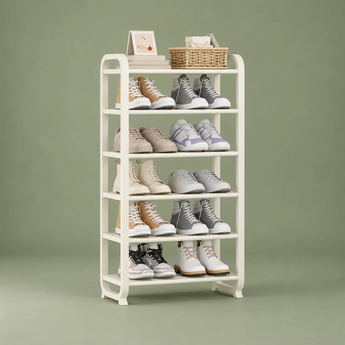 Vue de face de l’étagère à chaussures blanche à six niveaux sur fond vert sauge