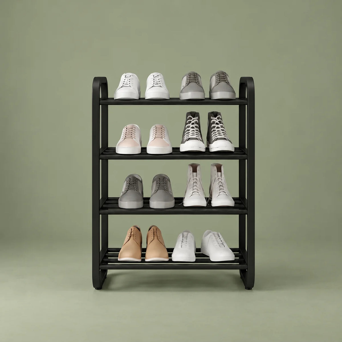 Vue de face de l’étagère à chaussures noire à quatre niveaux sur fond vert sauge
