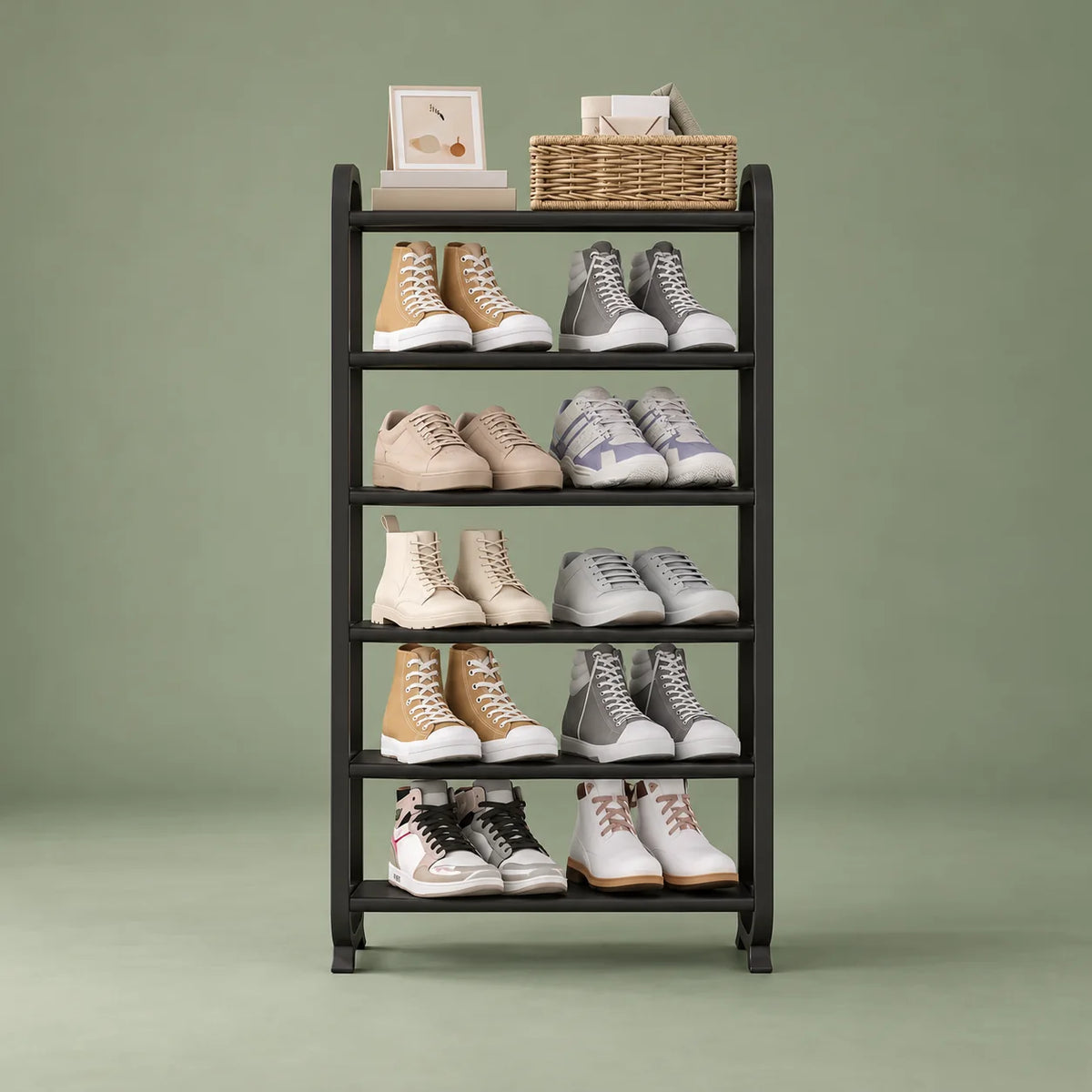 Vue de face de l’étagère à chaussures noire à six niveaux sur fond vert sauge