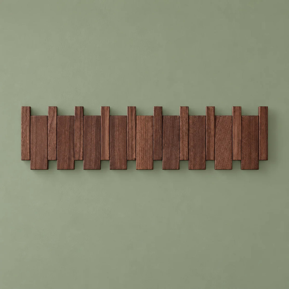 Vue de face du grand porte-manteau mural en bois foncé sur fond vert sauge