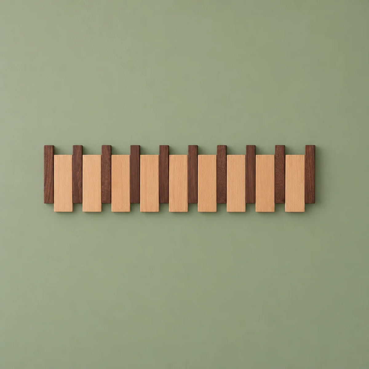 Vue entière de face du grand porte-manteau mural en bois bicolore sur fond vert sauge