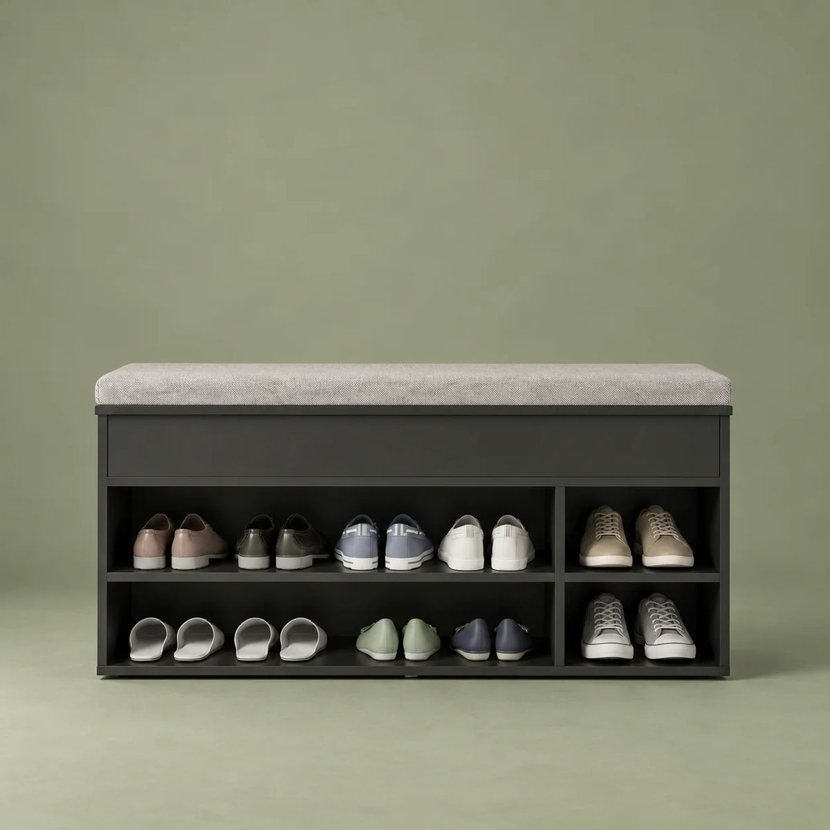 Vue de face du banc à chaussures noir sur fond vert sauge