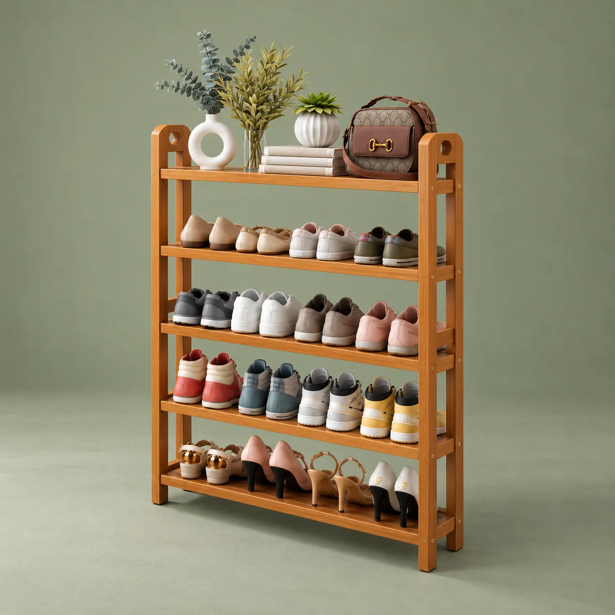 Meuble à chaussures en bois marron vu de côté sur fond vert sauge, profondeur visible