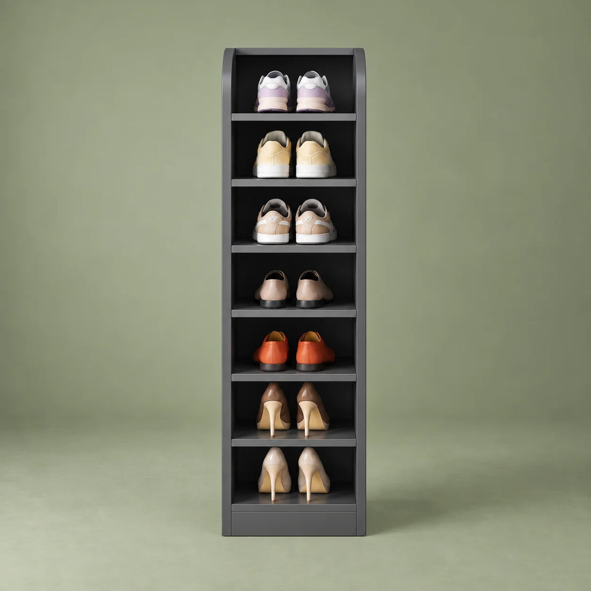 Vue de face du meuble à chaussures haut gris à sept niveaux sur fond vert sauge