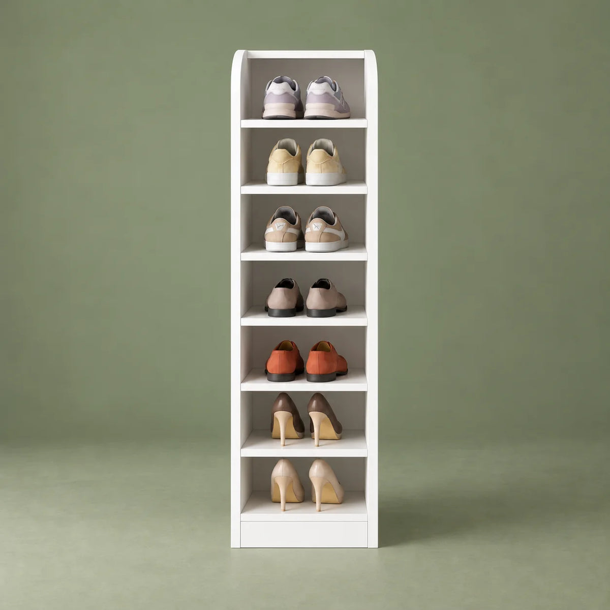 Vue de face du meuble à chaussures haut blanc à sept niveaux sur fond vert sauge