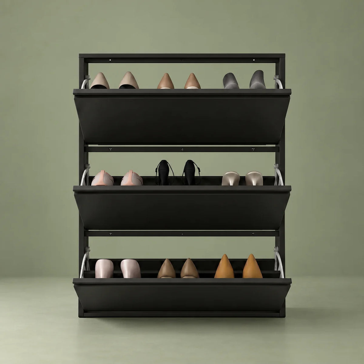 Vue de face du meuble à chaussures en métal noir sur fond vert sauge