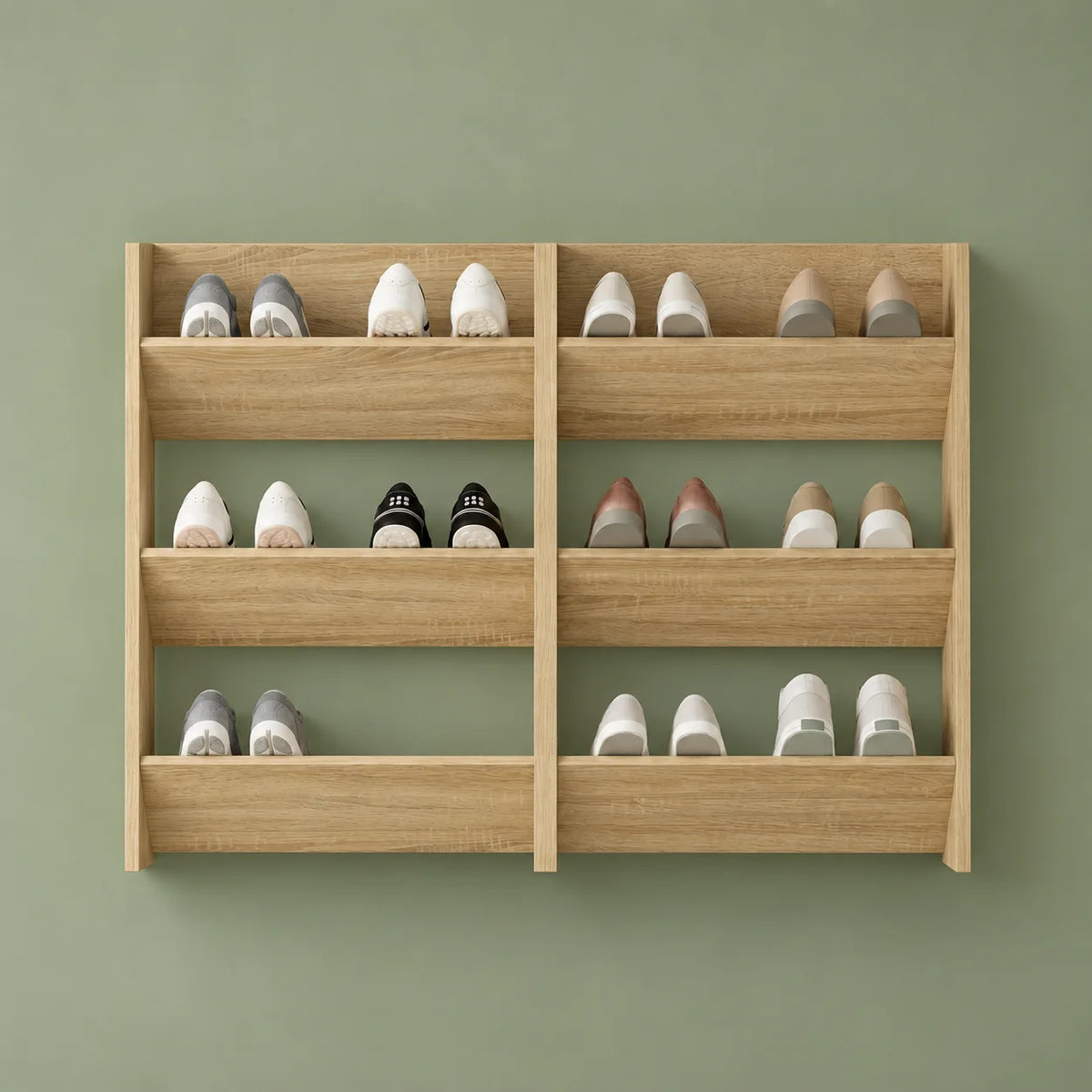 Vue de face du rangement mural à chaussures en bois clair sur fond vert sauge