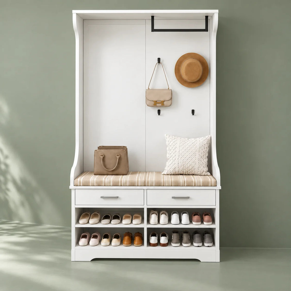 Vue de face du vestiaire blanc avec banc sur fond vert sauge