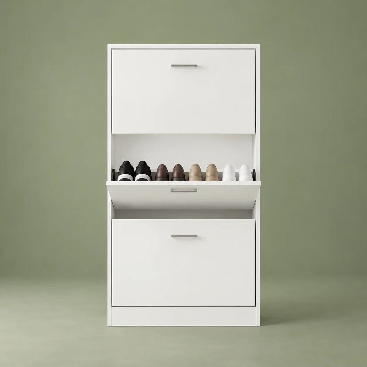 Vue de face du meuble à chaussures blanc avec compartiment central ouvert sur fond vert sauge