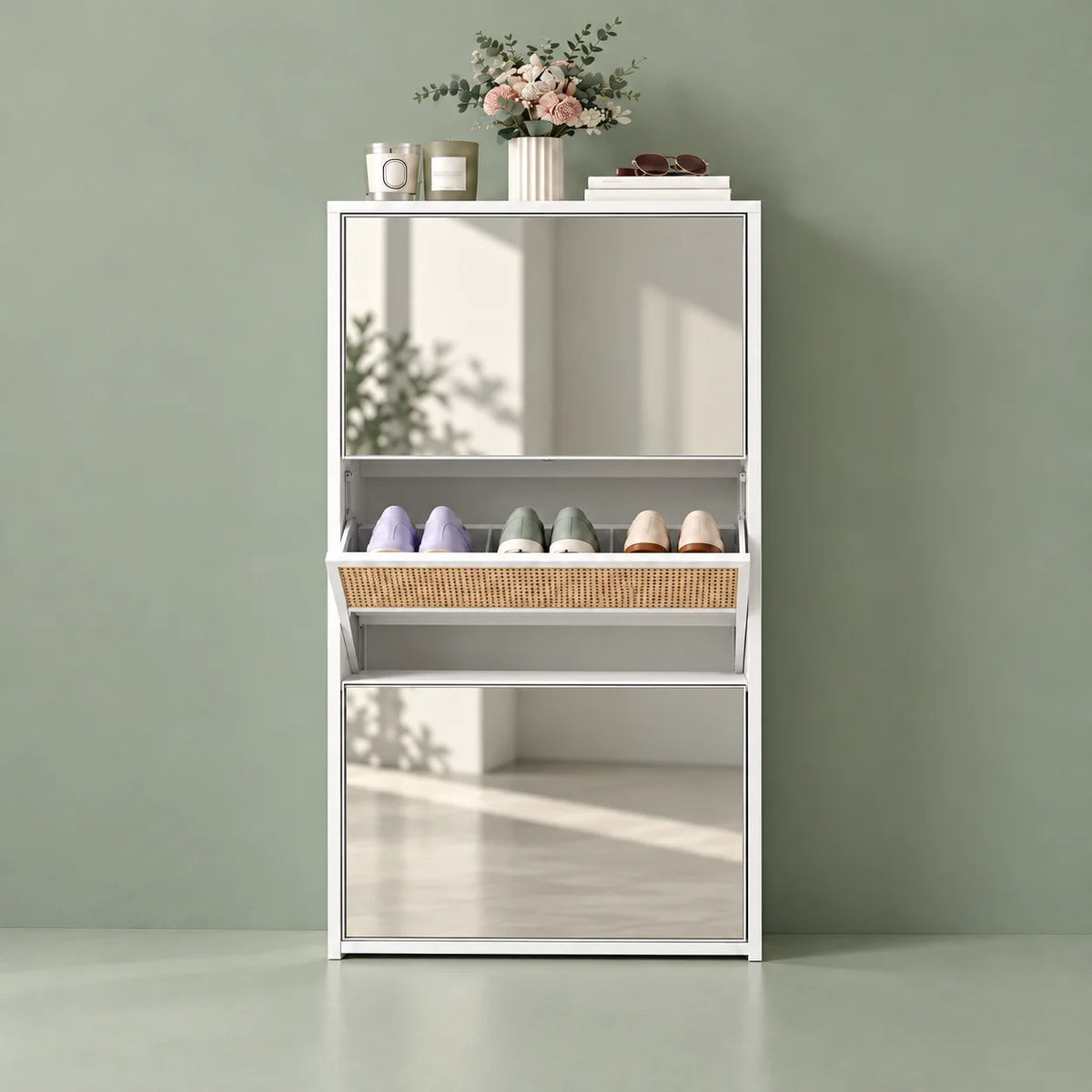 Vue de face du meuble à chaussures blanc avec miroirs sur fond vert sauge