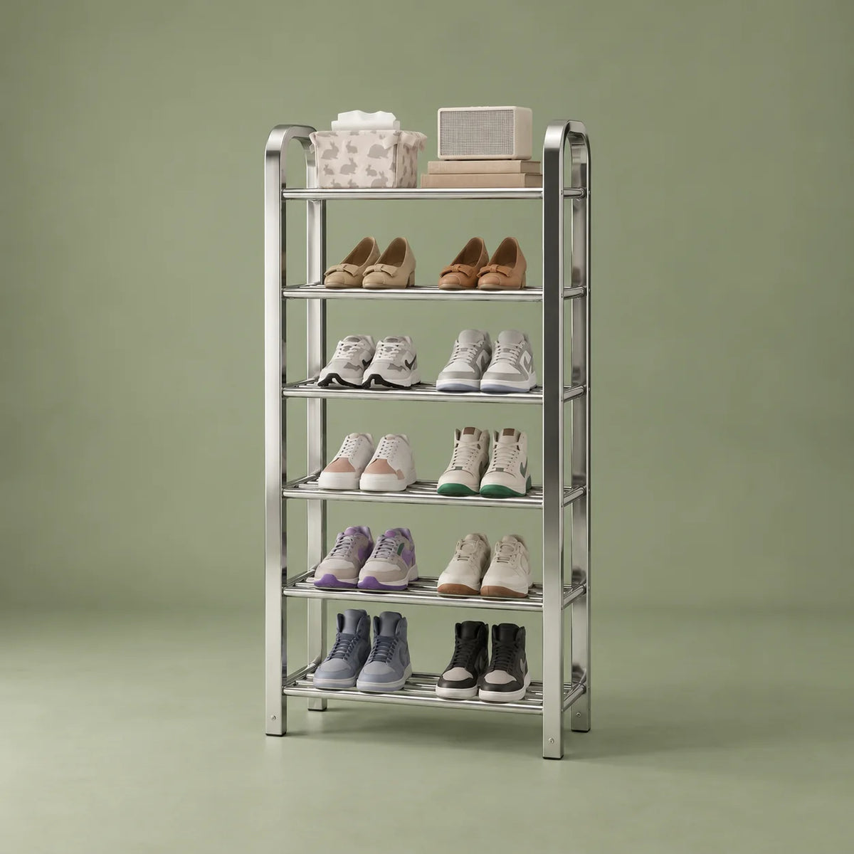 Vue de trois quarts droite du meuble à chaussures argenté à cinq niveaux sur fond vert sauge