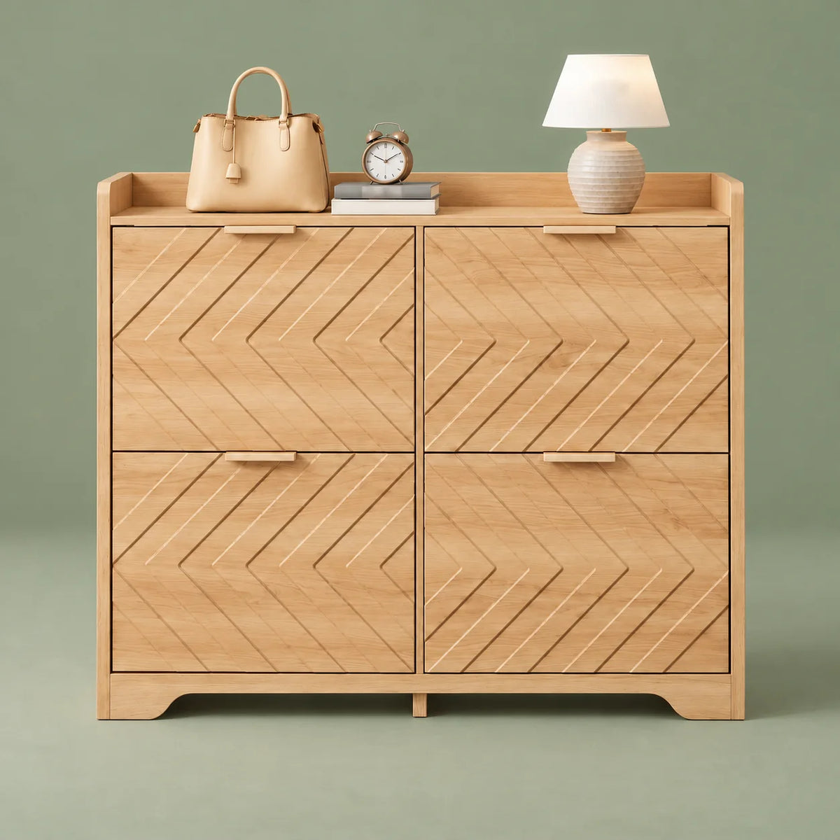 Vue de face du meuble à chaussures en bois beige sur fond vert sauge