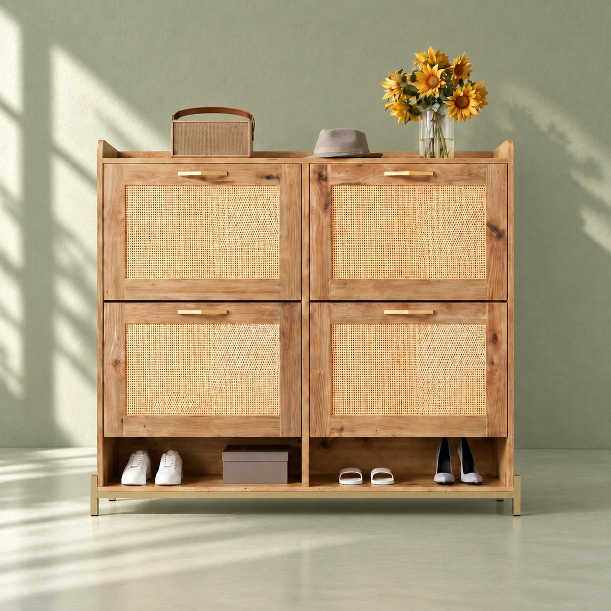 Vue de face du meuble à chaussures en bois à quatre portes en cannage sur fond vert sauge