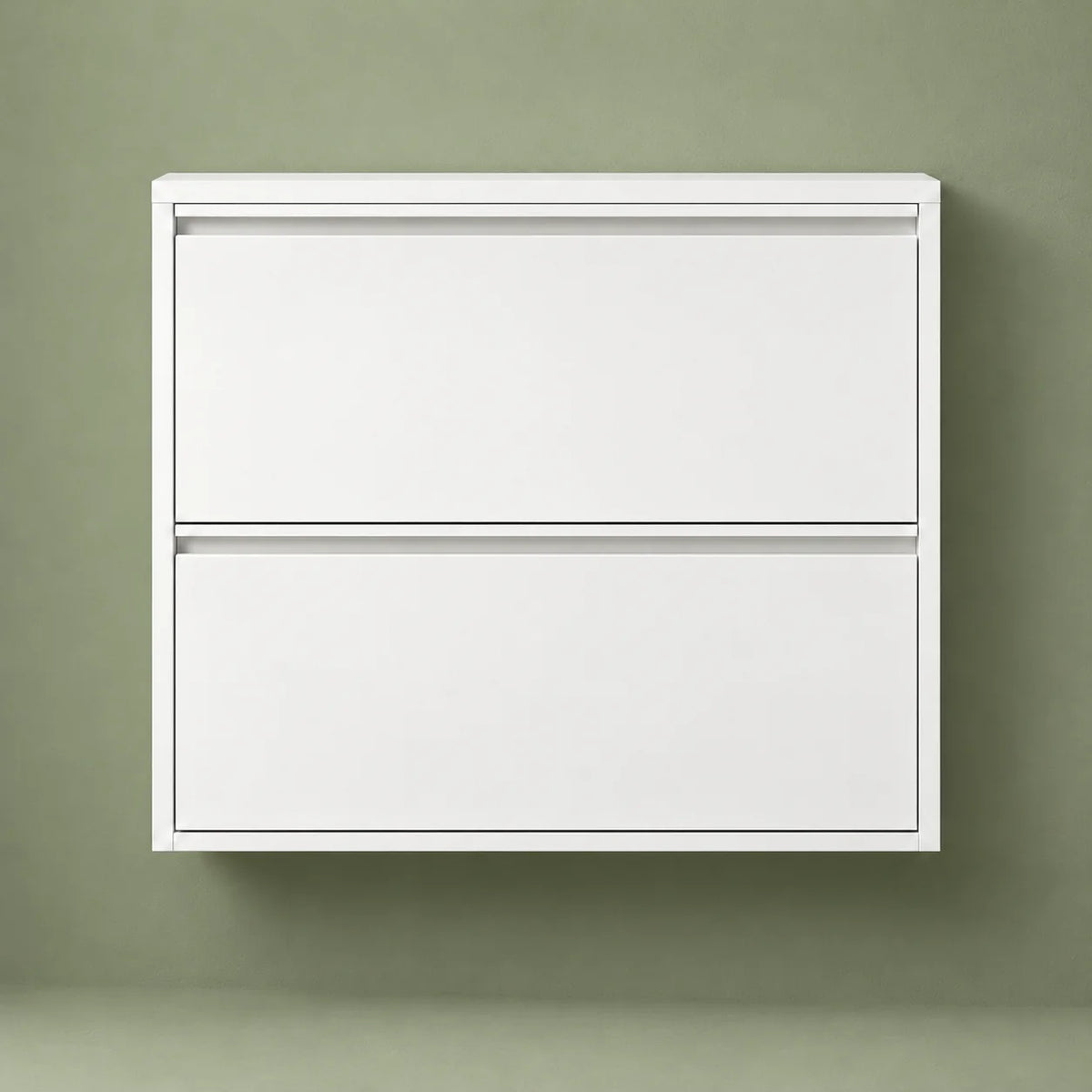 Vue de face du meuble à chaussures suspendu blanc de 80 cm sur fond vert sauge