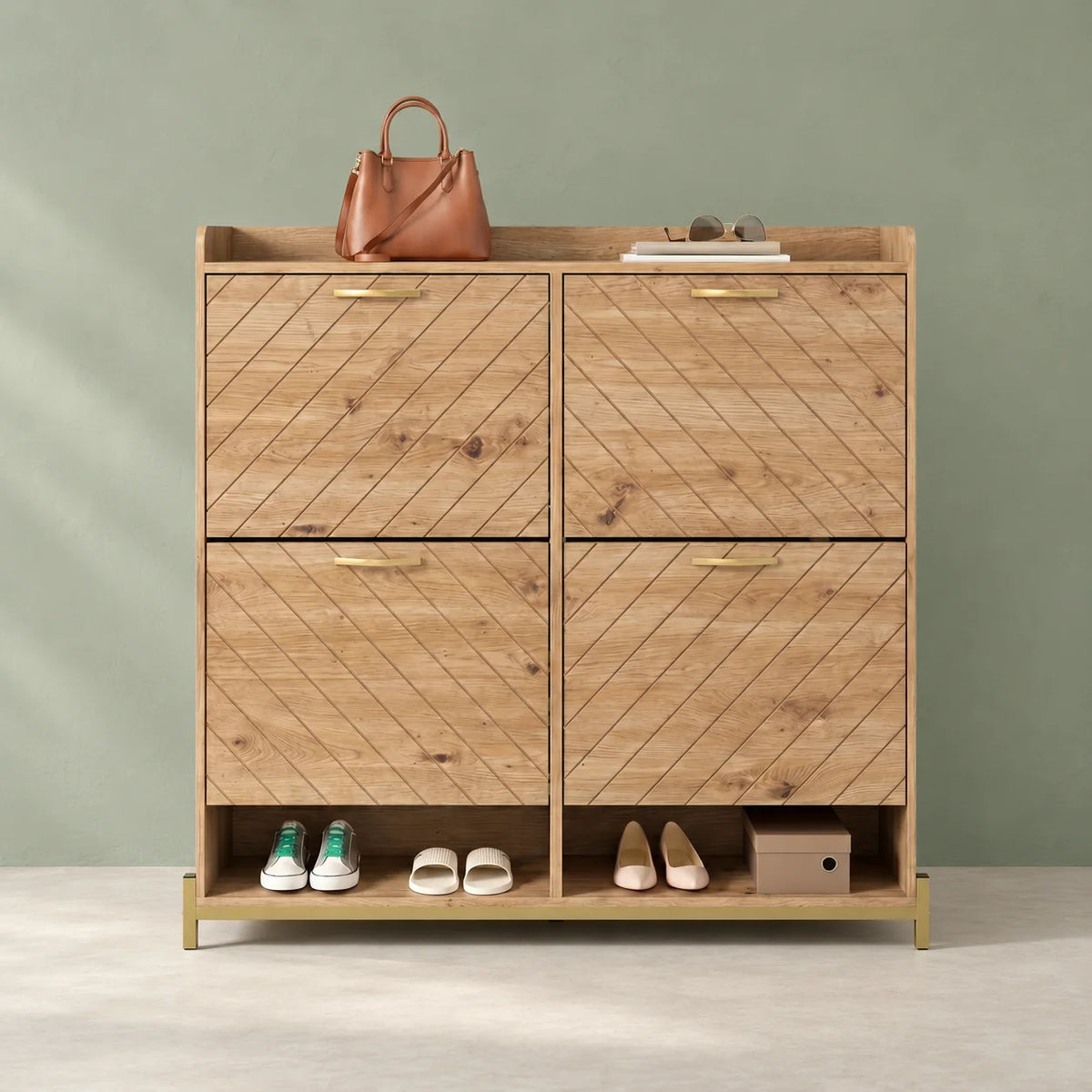 Vue de face du meuble à chaussures en bois beige à quatre portes sur fond vert sauge