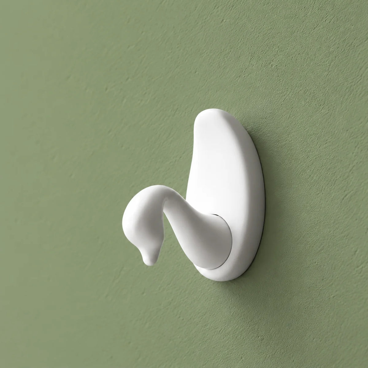 Variante Petit de la patère cygne blanc mat, base ovale sur fond vert