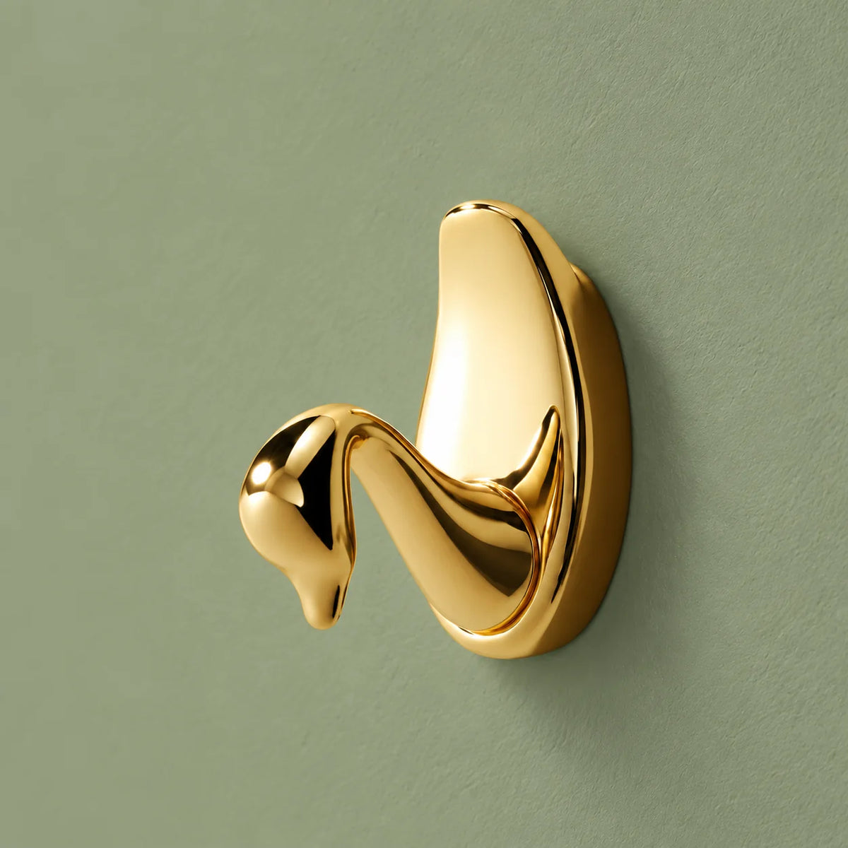Variante Petit de la patère cygne à finition dorée brillante, base ovale sur fond vert