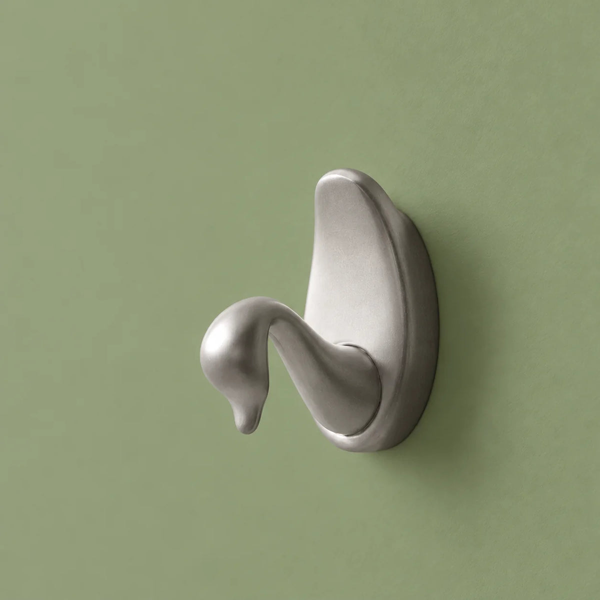 Variante Petit de la patère cygne gris clair argenté, base ovale sur fond vert