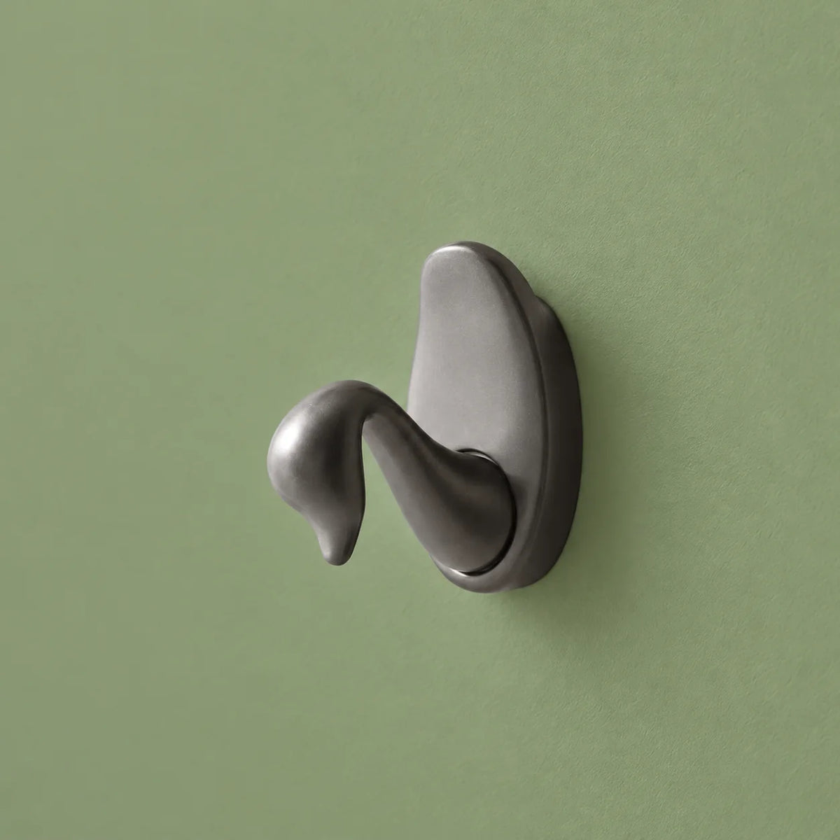 Variante Petit de la patère cygne gris anthracite, base ovale sur fond vert