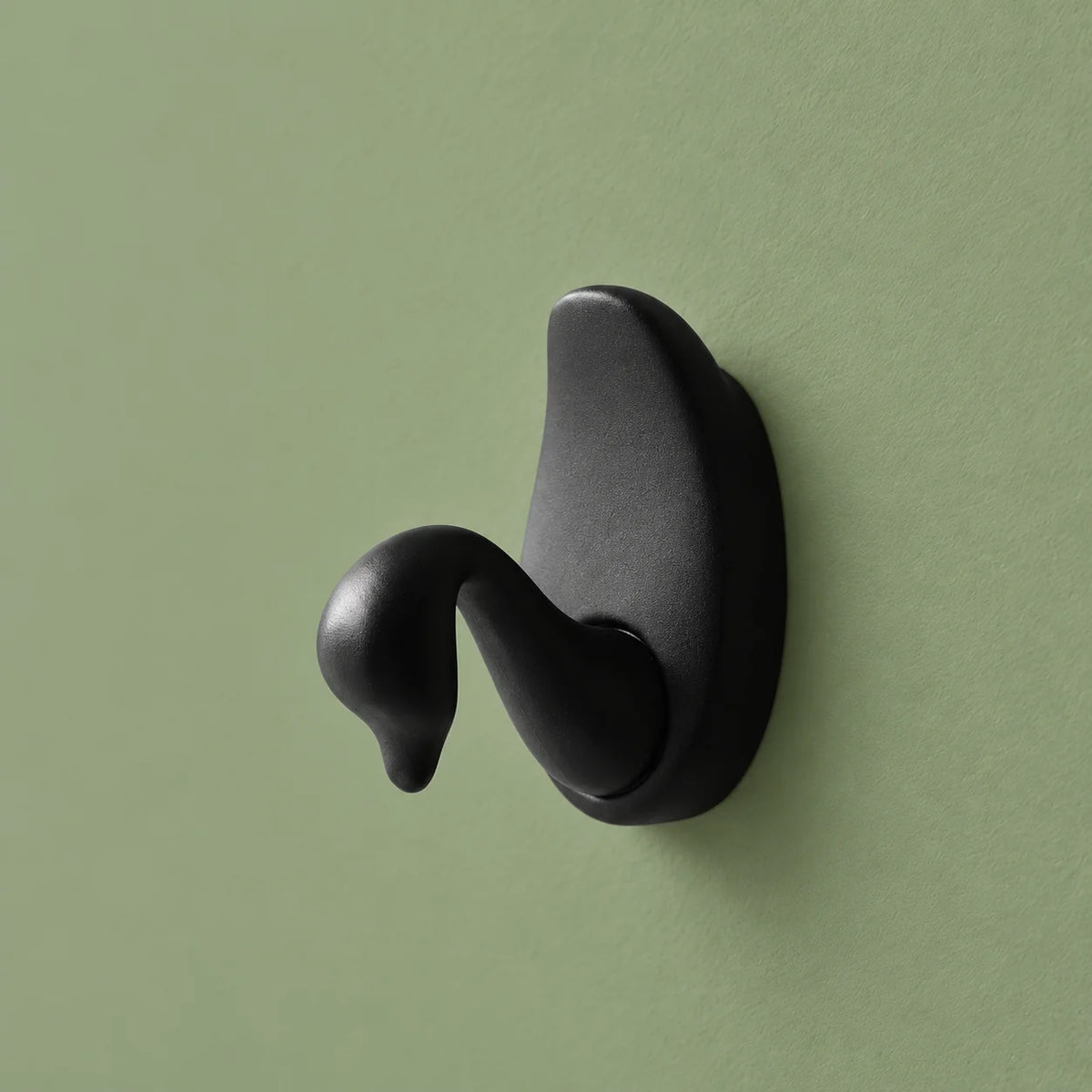 Variante Petit de la patère cygne noir mat, base ovale sur fond vert