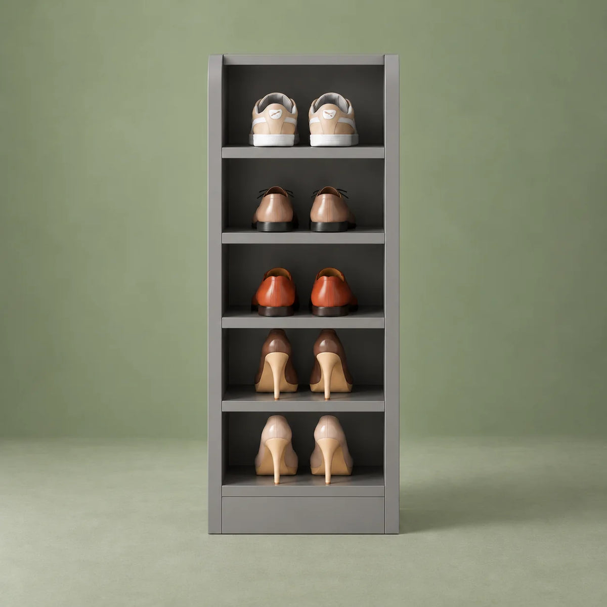 Vue de face du petit meuble à chaussures gris à cinq niveaux sur fond vert sauge