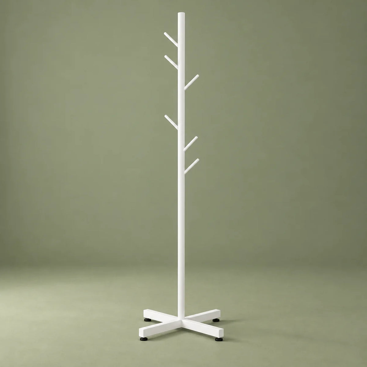 Porte-manteau arbre blanc à base croisée sur fond vert sauge