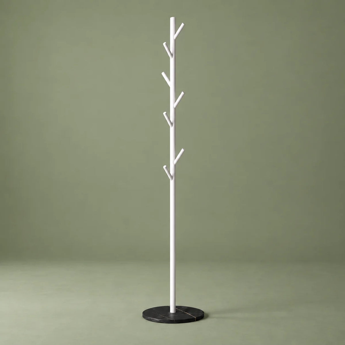 Porte-manteau arbre blanc à sept patères et base noire marbrée sur fond vert sauge