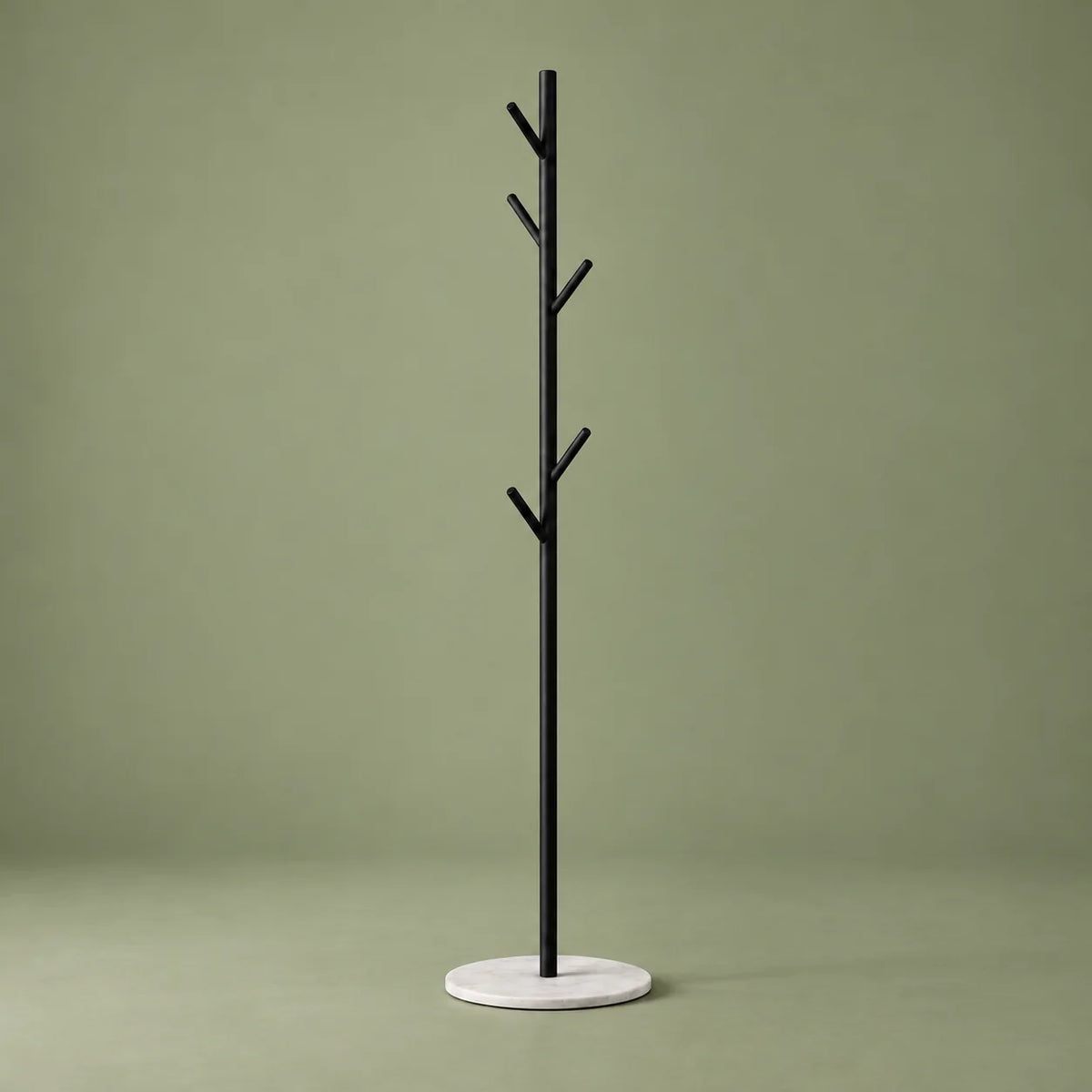 Porte-manteau arbre noir à cinq patères et base blanche sur fond vert sauge