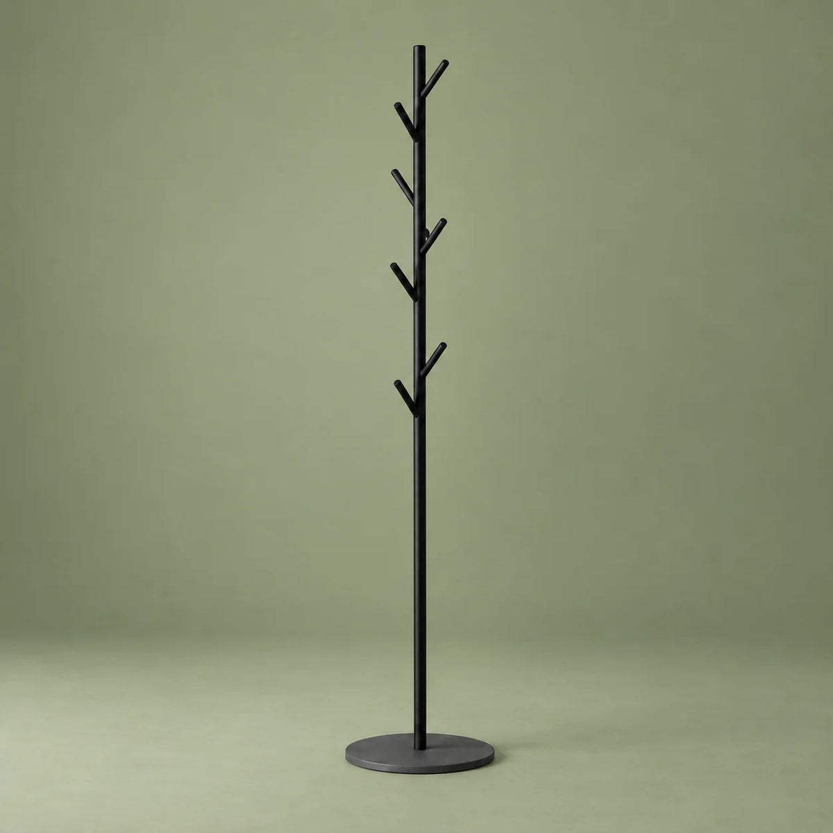 Porte-manteau arbre noir à sept patères et base anthracite sur fond vert sauge