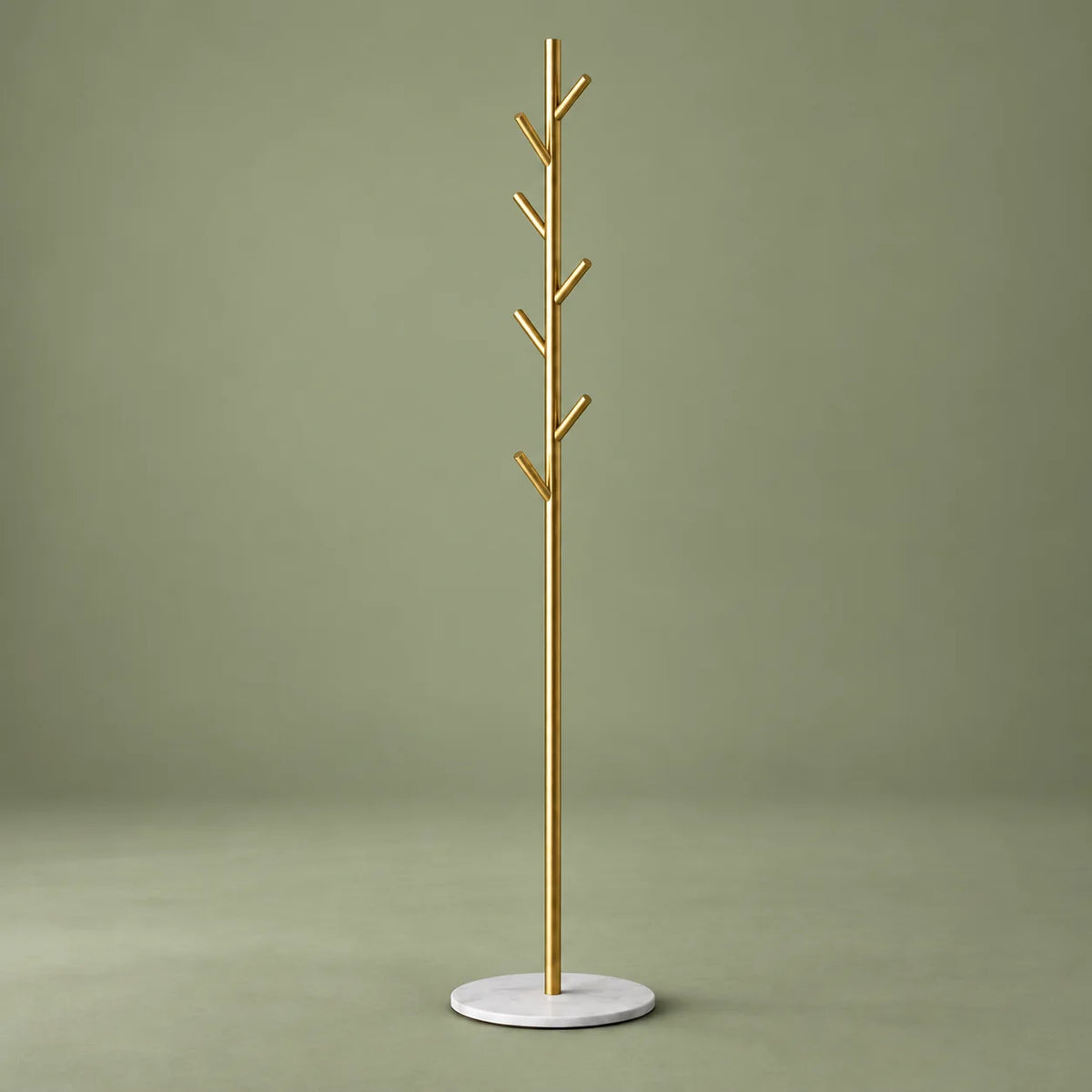 Porte-manteau arbre doré à sept patères et base blanche sur fond vert sauge