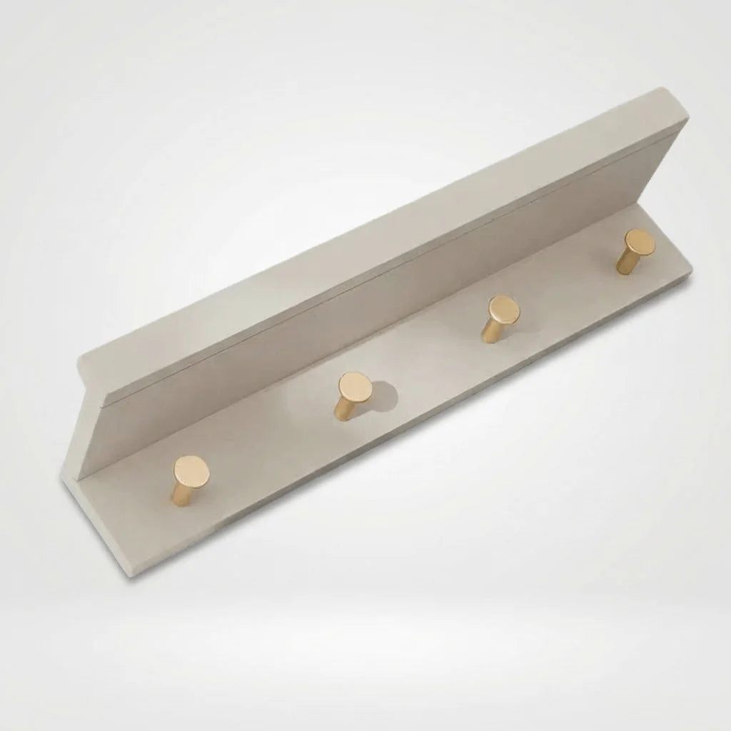 Photo originale du porte-manteau mural gris avec quatre patères en bois naturel