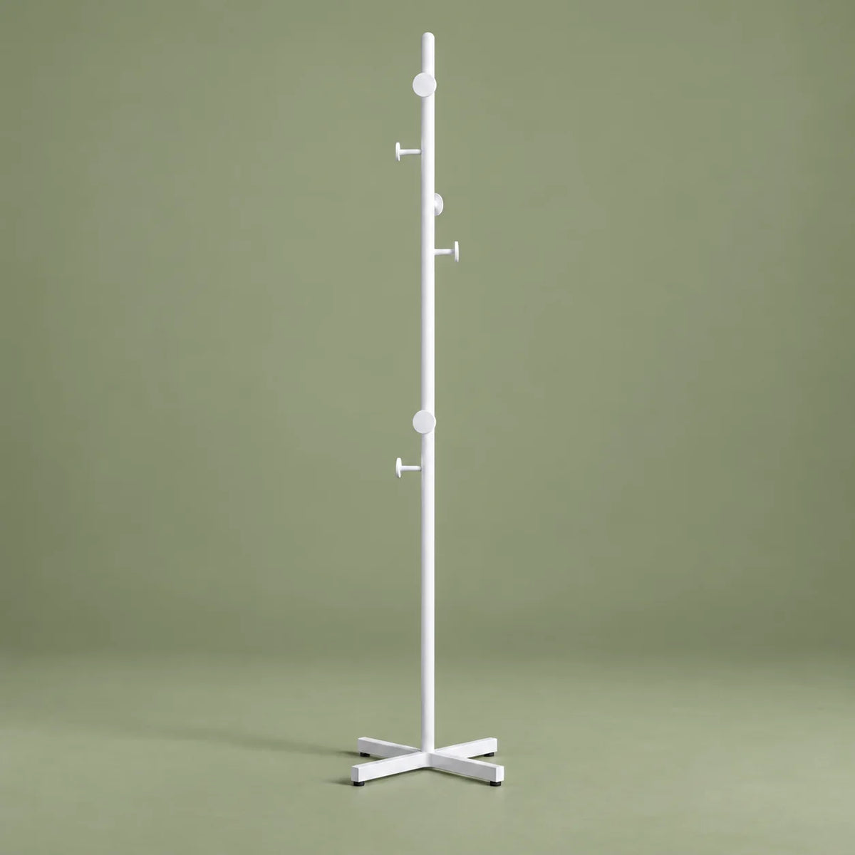 Porte-manteau champignon blanc à base croisée sur fond vert sauge