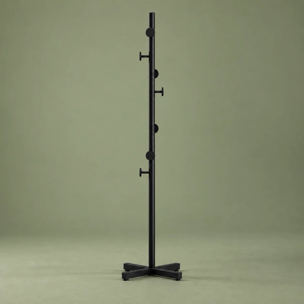 Porte-manteau champignon noir à base croisée sur fond vert sauge