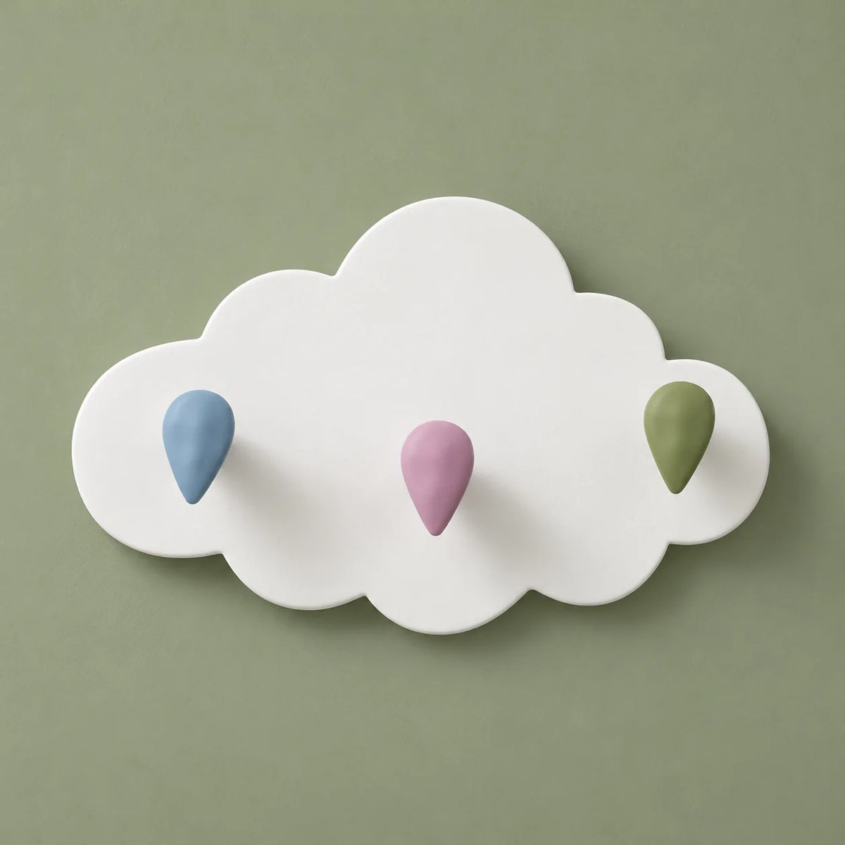 Vue de face du porte-manteau enfant Nuage blanc à trois patères sur fond vert sauge