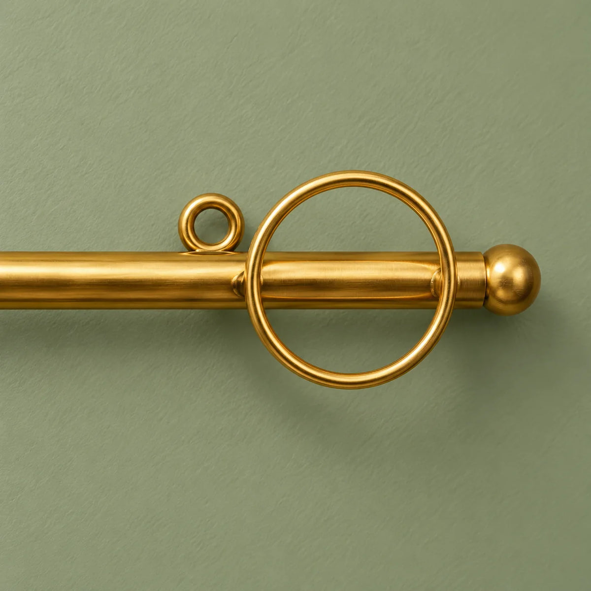 Détail de l'anneau et de la fixation du porte-manteau I mural doré