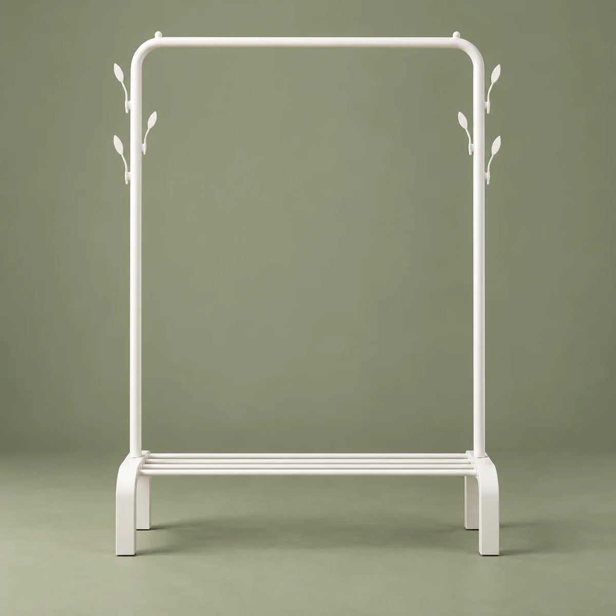 Vue de face du portant dressing blanc avec ses six patères sur fond vert sauge
