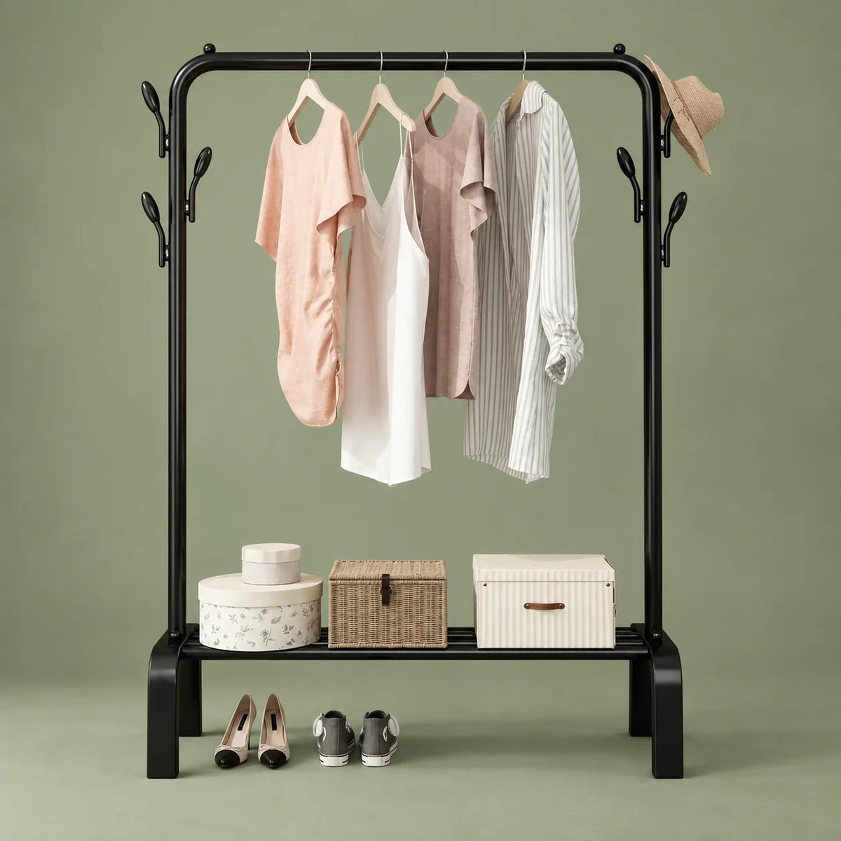 Vue de face du portant dressing noir avec ses six patères sur fond vert sauge