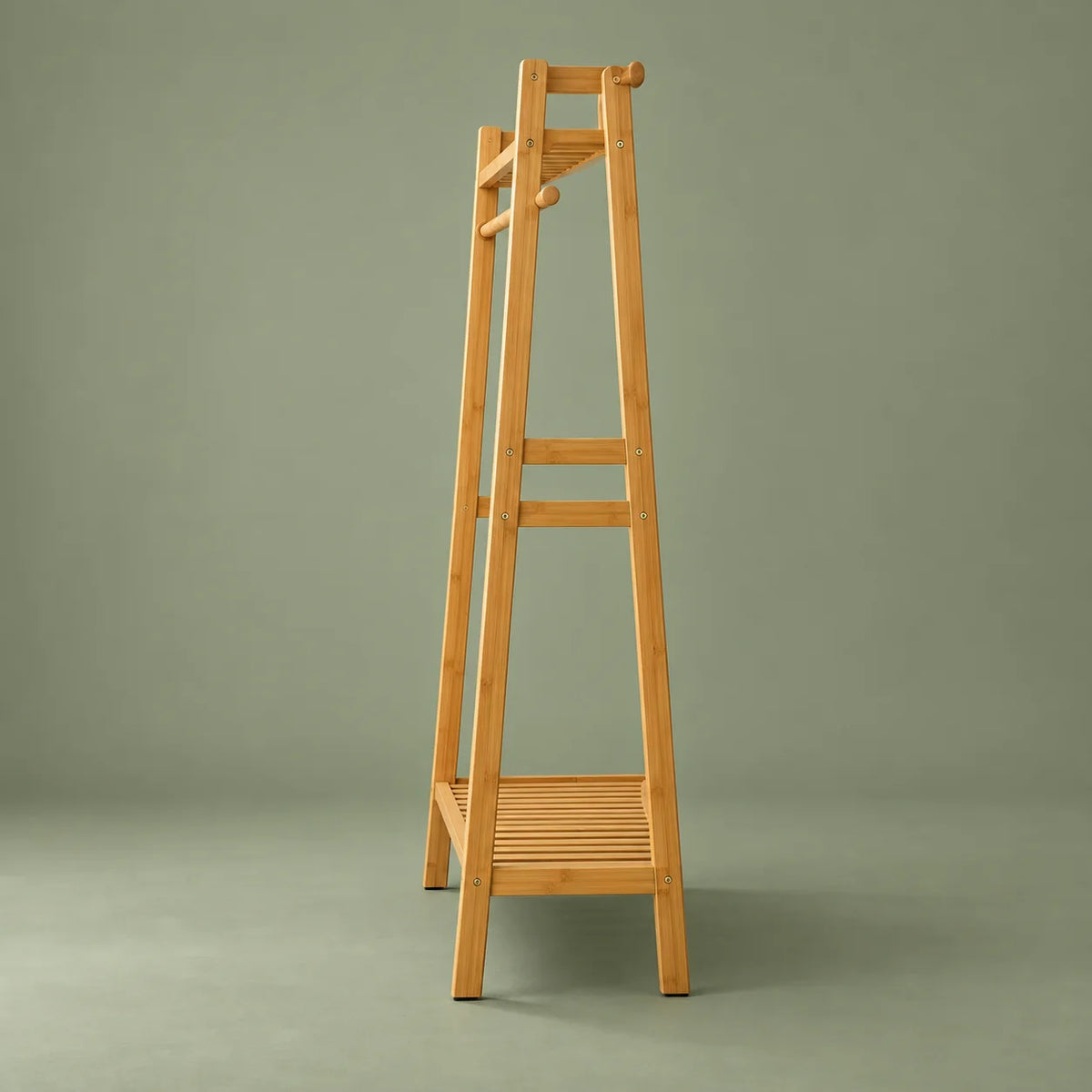 Profil du dressing porte-manteau en bois clair et ses deux étagères sur fond vert sauge