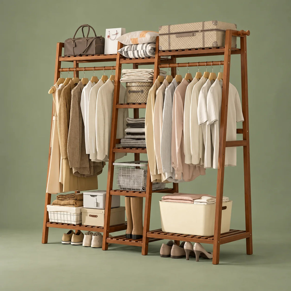 Vue de trois quarts du dressing ouvert en bois marron sur fond vert sauge