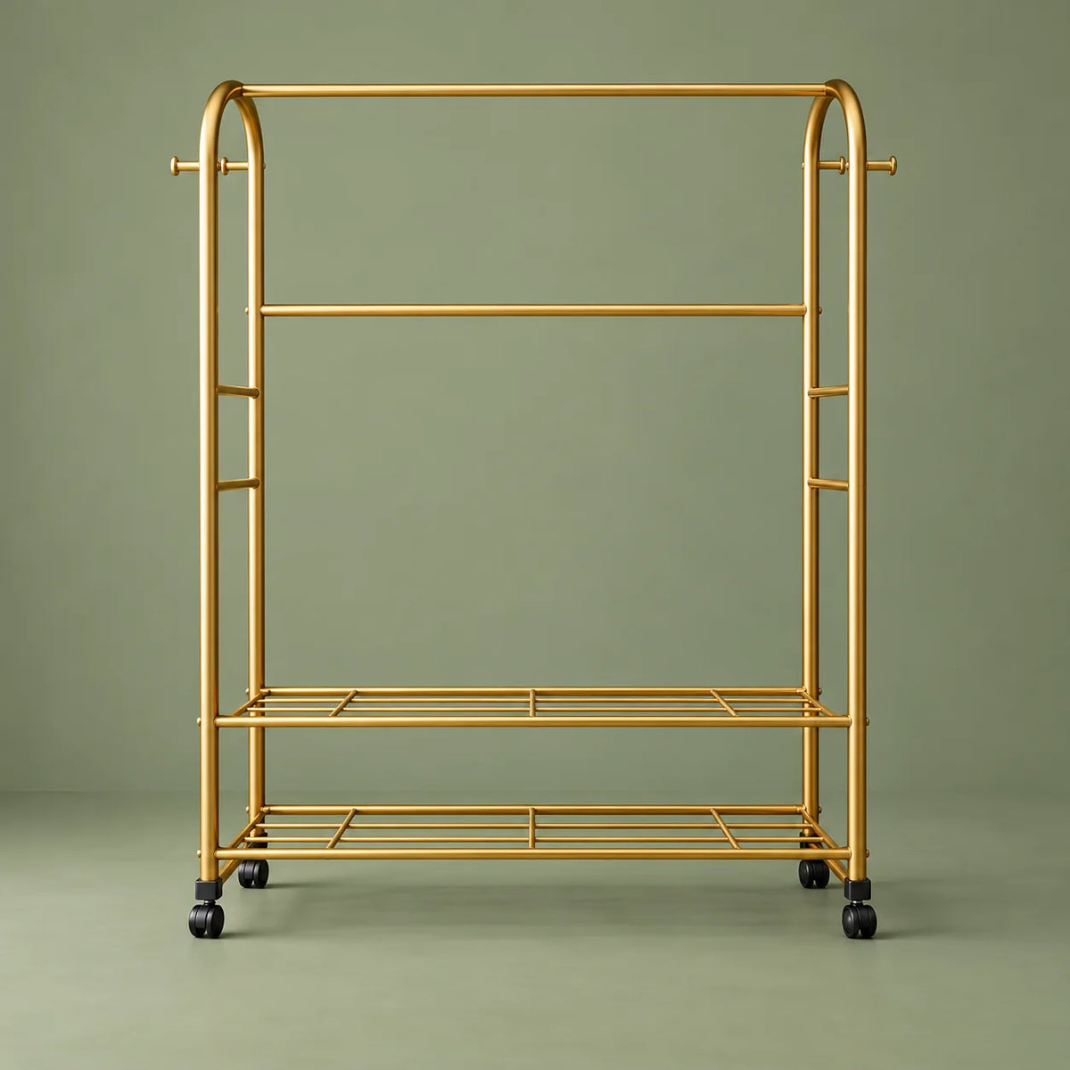 Vue de face du portant doré Luxe Or avec étagères ajourées et roulettes sur fond vert sauge
