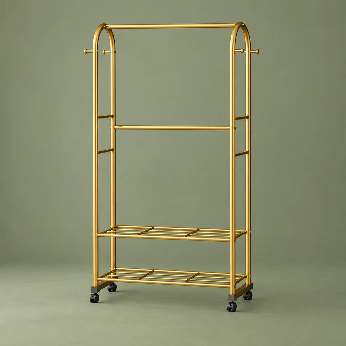 Vue de face du petit portant doré Luxe de 60 cm sur fond vert sauge