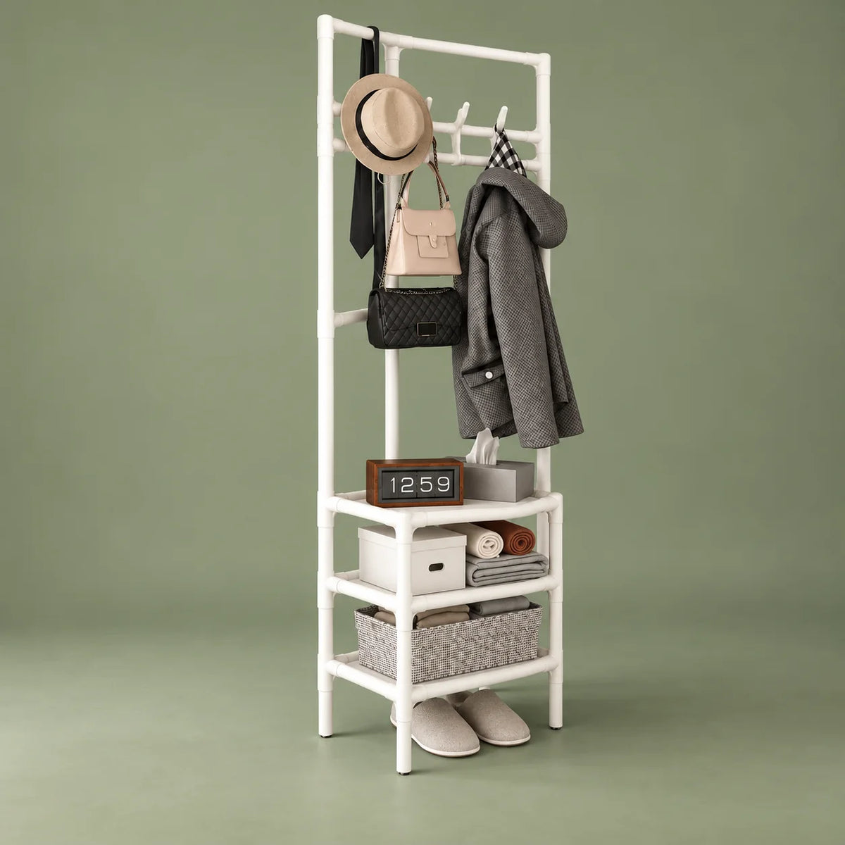 Porte-manteau blanc à trois étagères vu de trois quarts sur fond vert