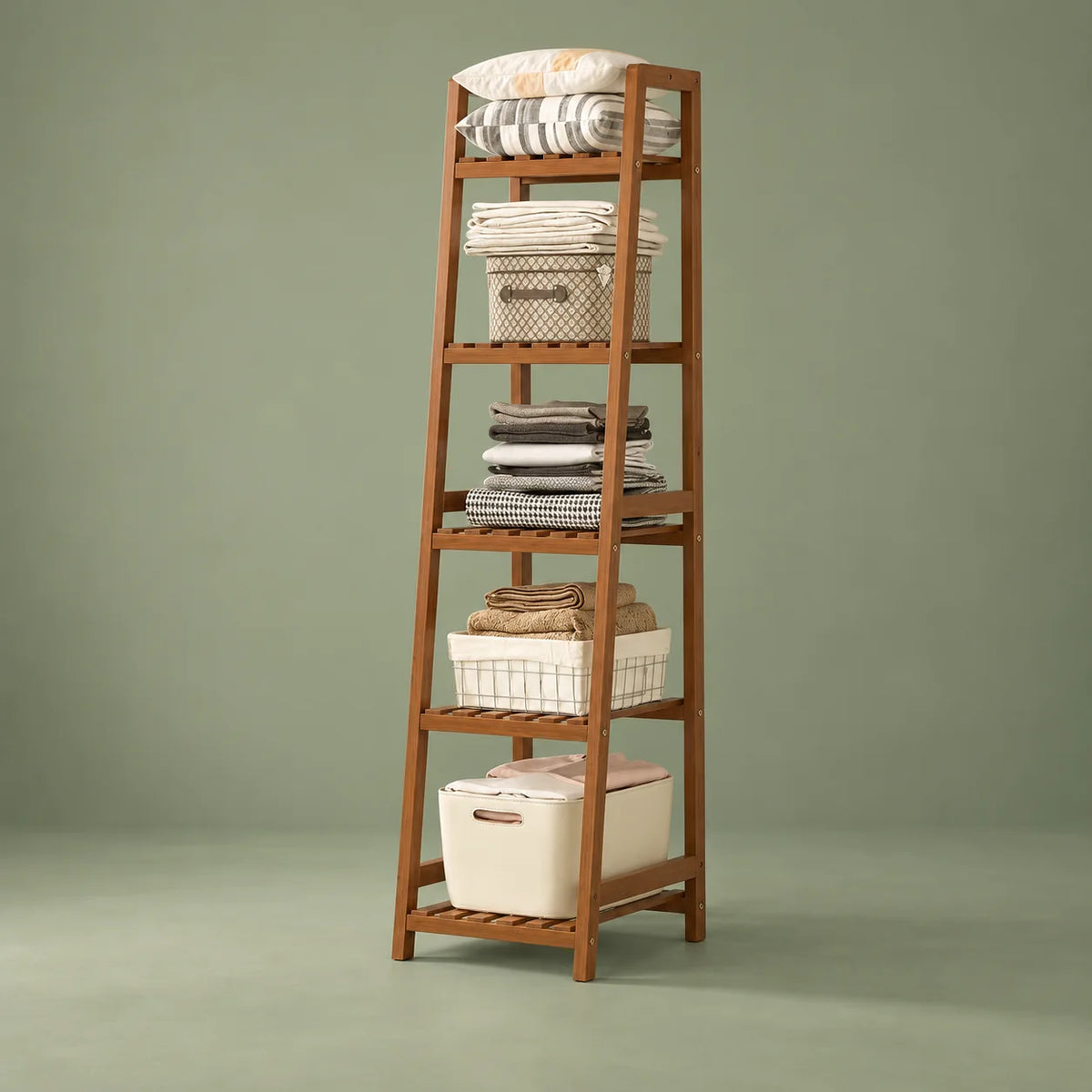 Étagère dressing en bois marron de face sur fond vert sauge