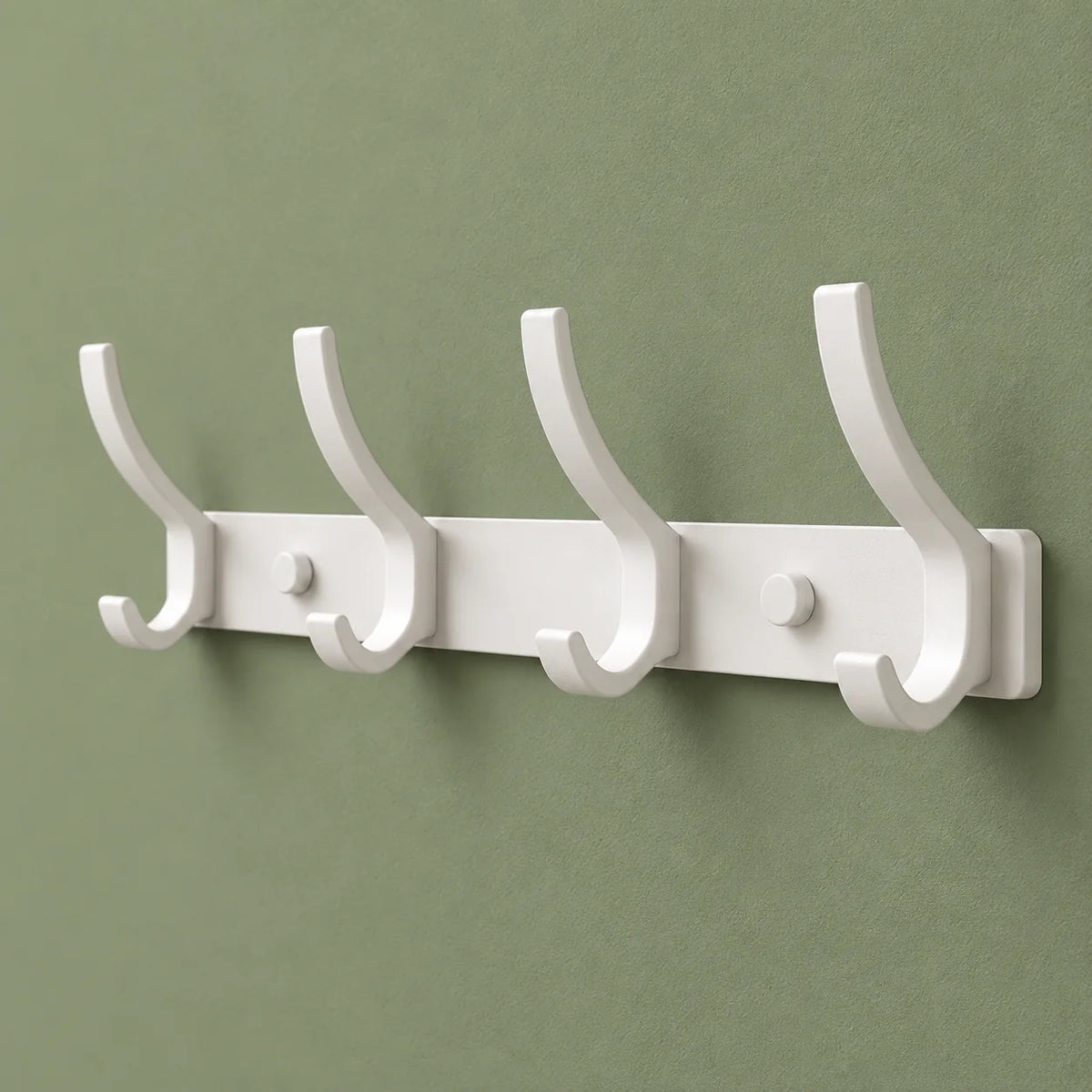 Vue oblique montrant la profondeur des quatre crochets blancs sur fond vert sauge