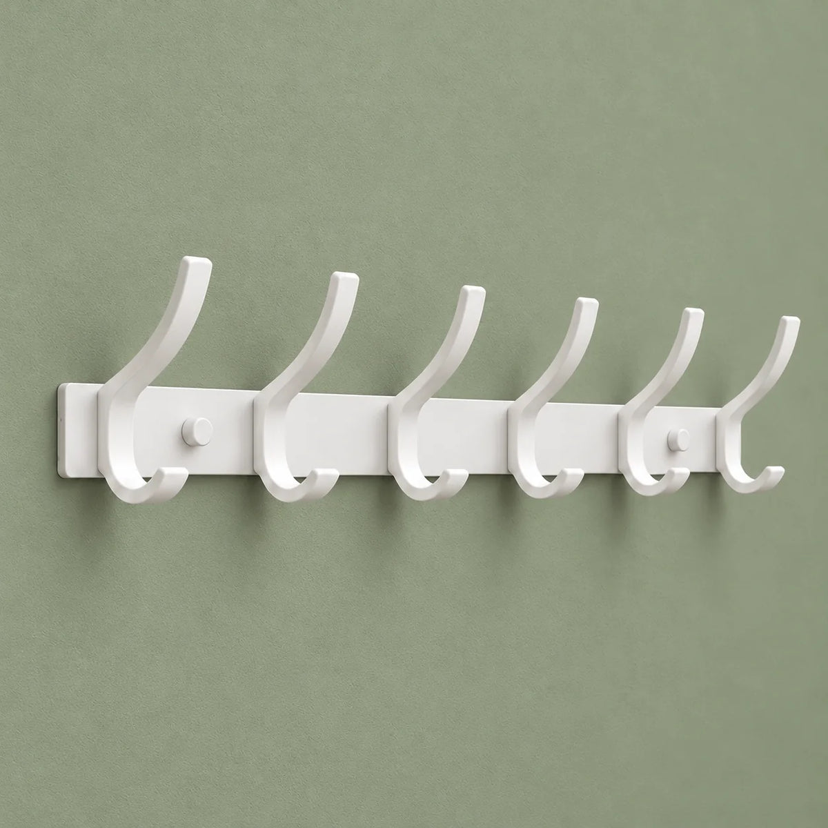 Vue oblique du porte-manteau mural blanc à six crochets sur fond vert sauge