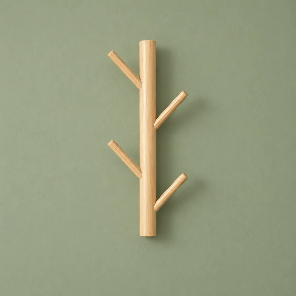 Porte-manteau mural en bois clair vu de face sur fond vert sauge