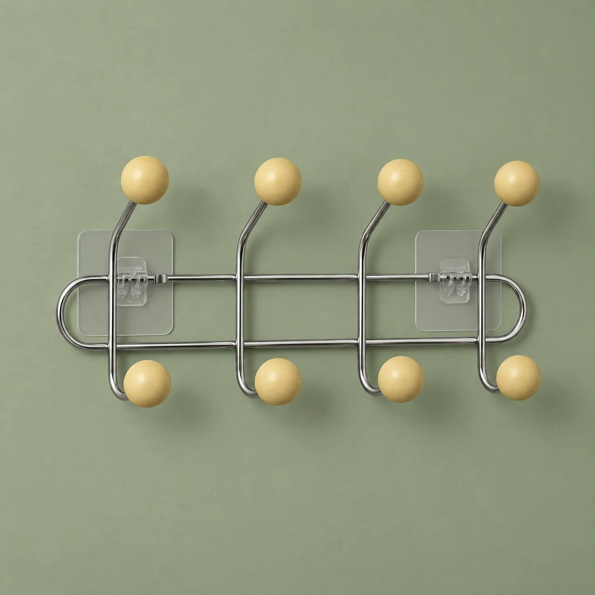 Porte-manteau mural chromé à quatre bras et huit boules bois jaune crème sur fond vert sauge