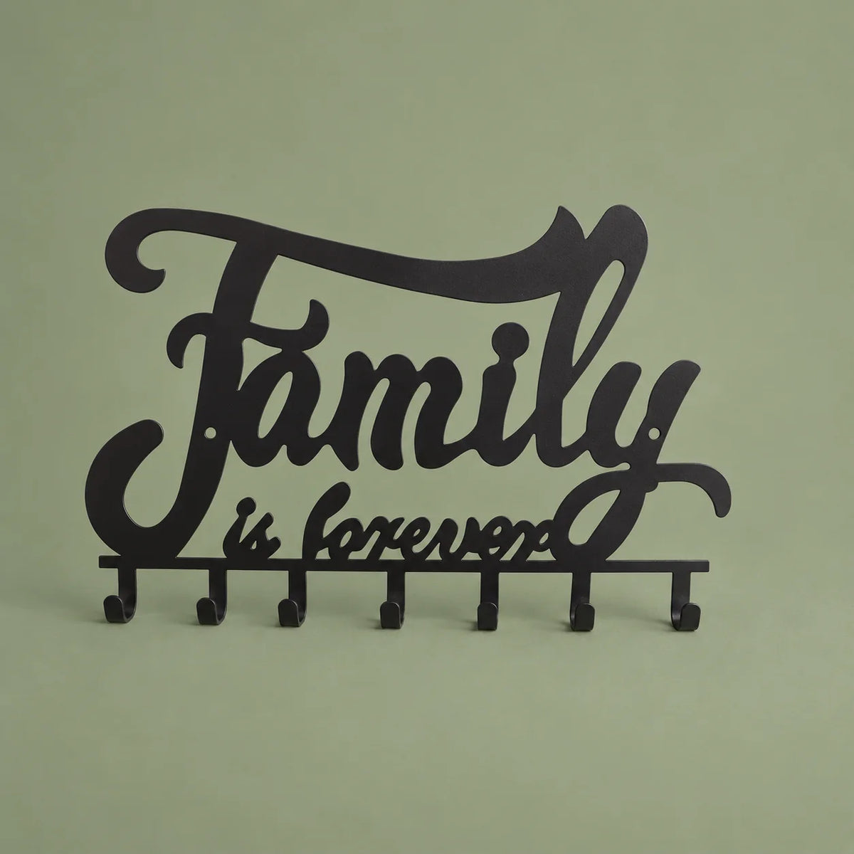 Porte-manteau mural Family noir à sept crochets présenté de face sur fond vert sauge