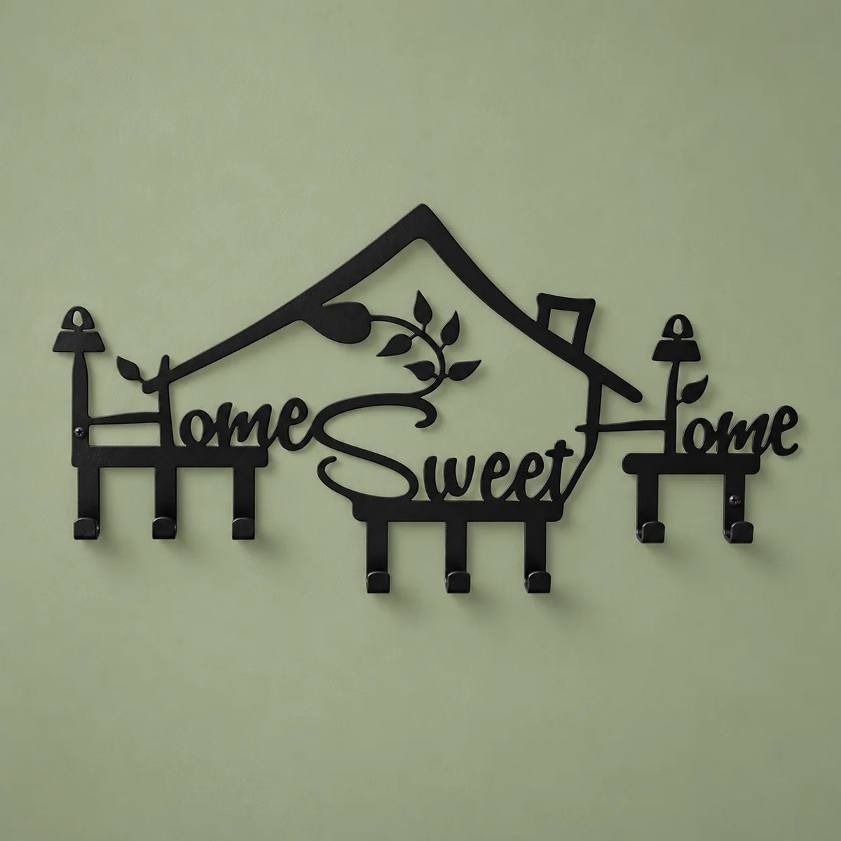 Porte-manteau mural Home Sweet Home noir à huit crochets présenté de face sur fond vert sauge