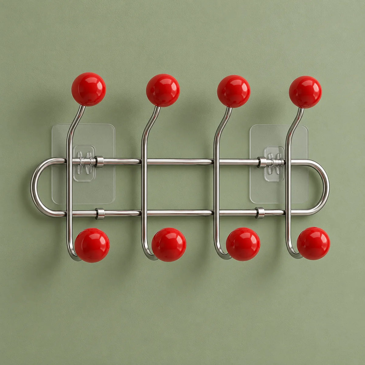 Porte-manteau mural chromé à quatre bras et huit boules rouges sur fond vert sauge